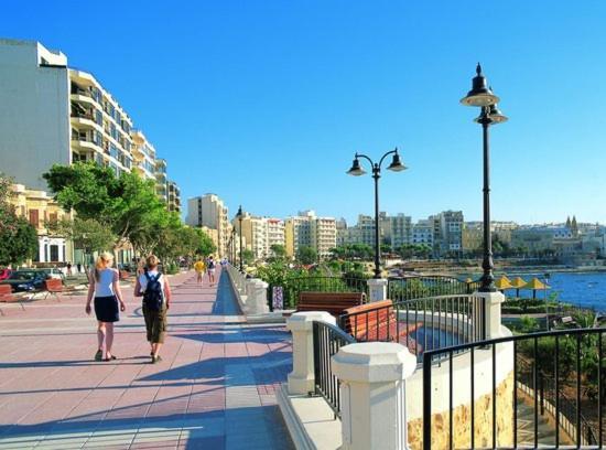 Idyllic Apartment Steps From The Promenade Sliema Exterior photo